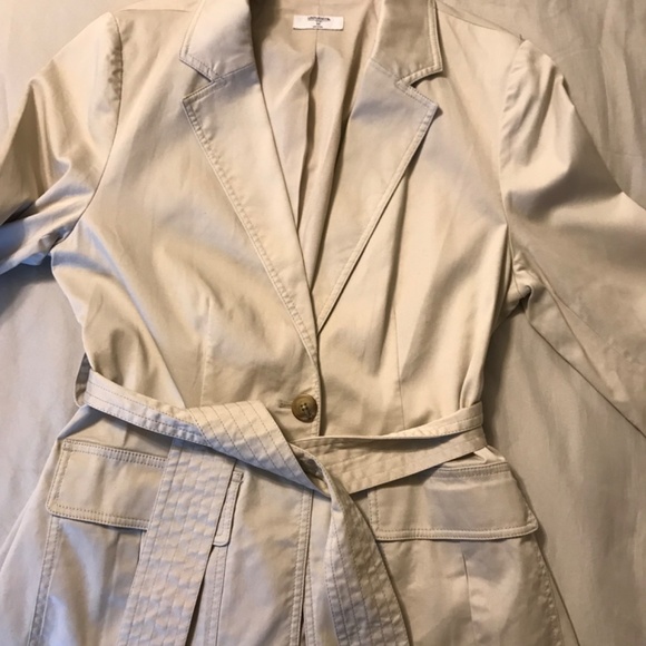Untuckit brand, for her. jacket/trench style. Medium. Tan with button and belt - Picture 10 of 10